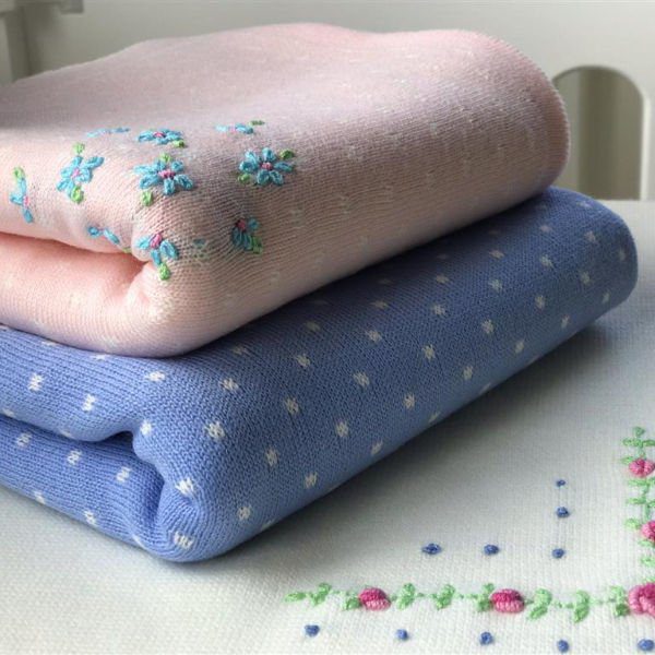 Manta tejida reversible rosa bebé / crudo