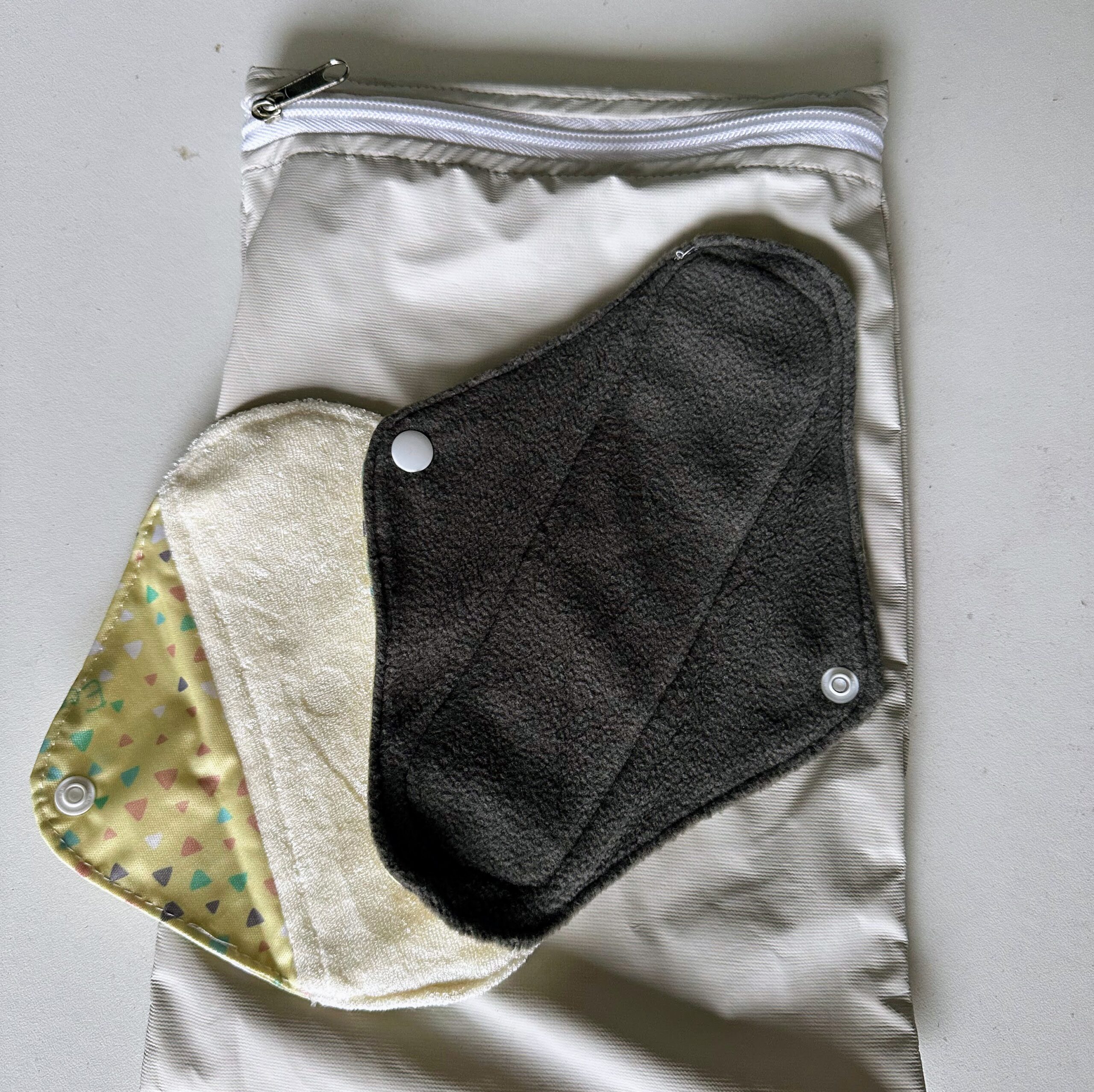 Combo pack femenino reutilizable – Toallitas + Wet Bag