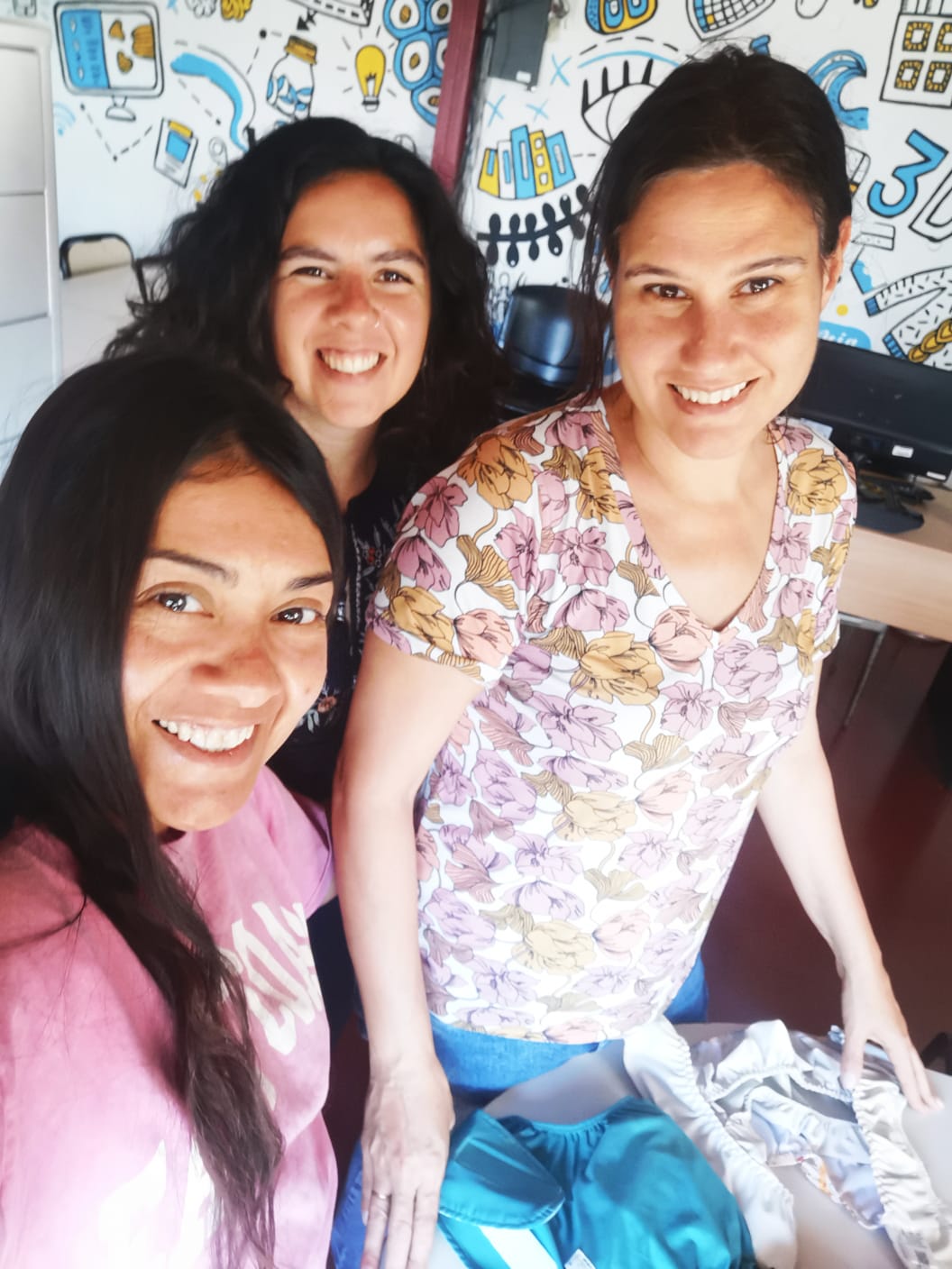Lorena junto a Dra. D.I Elizabeth Retamozo y Mg. D.I Carola Ruppel de CIPADI